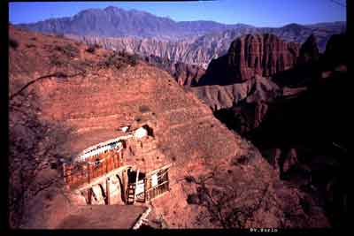 Les falaises d'A Chung Namdzong et l'ermitage de  dPal gyi rDo rJe 