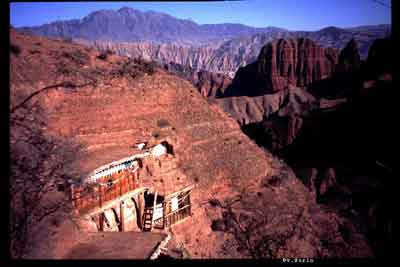 Les falaises d'A Chung Namdzong et l'ermitage de  dPal gyi rDo rJe 